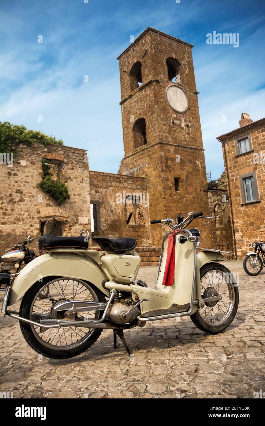 Altes Motorrad auf dem Platz der Geisterstadt geparkt Von Celleno (Italien) Stockfoto
