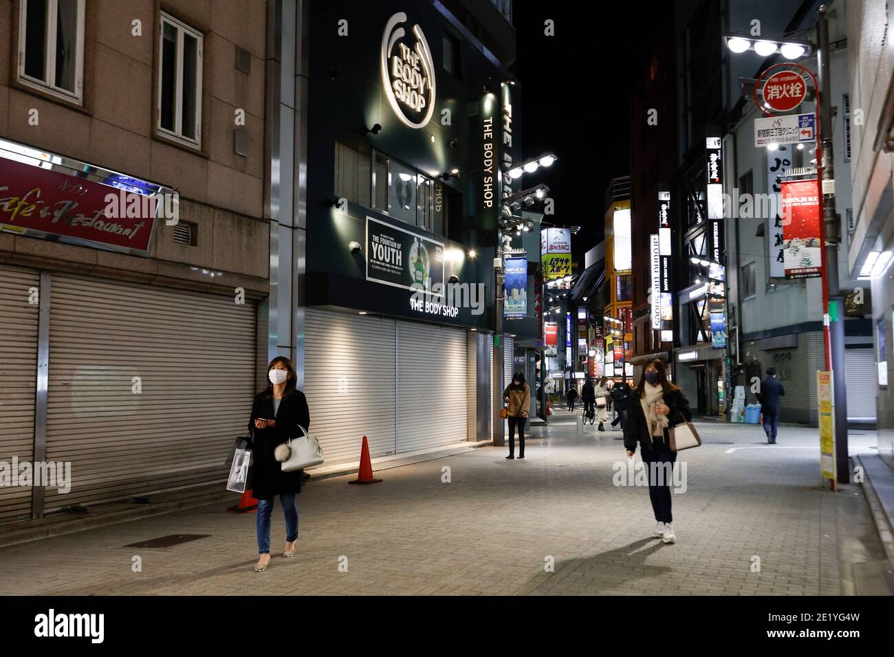 Tokio, Japan. Januar 2021. Weniger Menschen als normal werden in Shinjuku Einkaufsviertel gesehen, nachdem die Betriebe um 20 Uhr geschlossen, um die COVID-19 Infektionen zu stoppen. Tokio meldete am 10. Januar 1,494 neue COVID-19-Fälle; nach vier Tagen mit über 2,000 Fällen sank die Zahl der täglichen Infektionen zum ersten Mal, nachdem der Ausnahmezustand in den Präfekturen Tokio, Kanagawa, Saitama und Chiba ausgerufen wurde. Quelle: Rodrigo Reyes Marin/ZUMA Wire/Alamy Live News Stockfoto