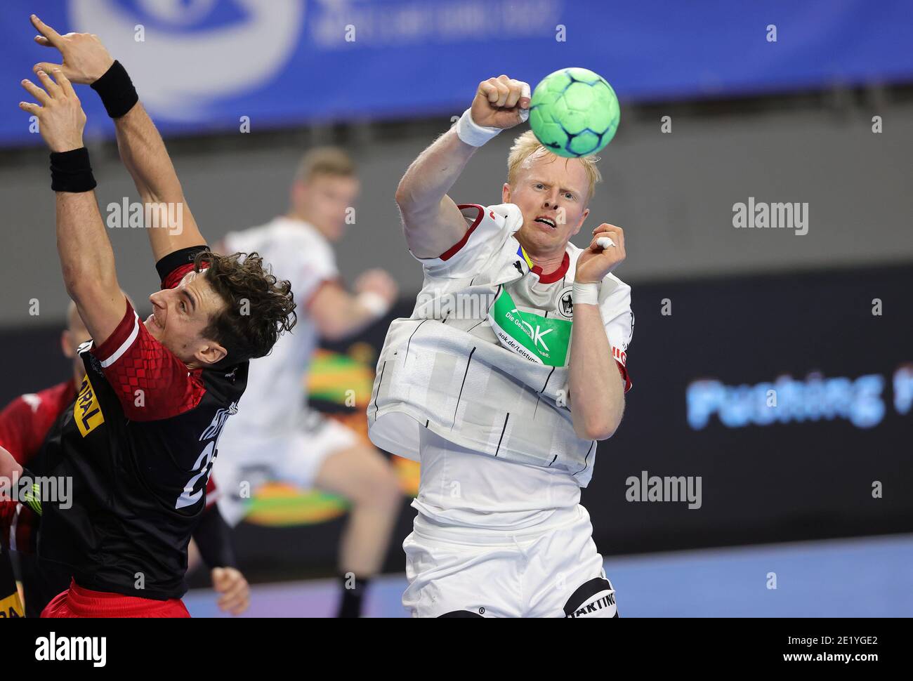 Köln, Deutschland. 10. Jan 2021. firo: 10.01.2021, Handball: EHF Euro 2022 Qualifiers, Qualifikation, Nationalmannschaft Deutschland - Österreich Sebastian FIRNHABER, GER Right gegen HERBURGER Quelle: dpa/Alamy Live News Stockfoto