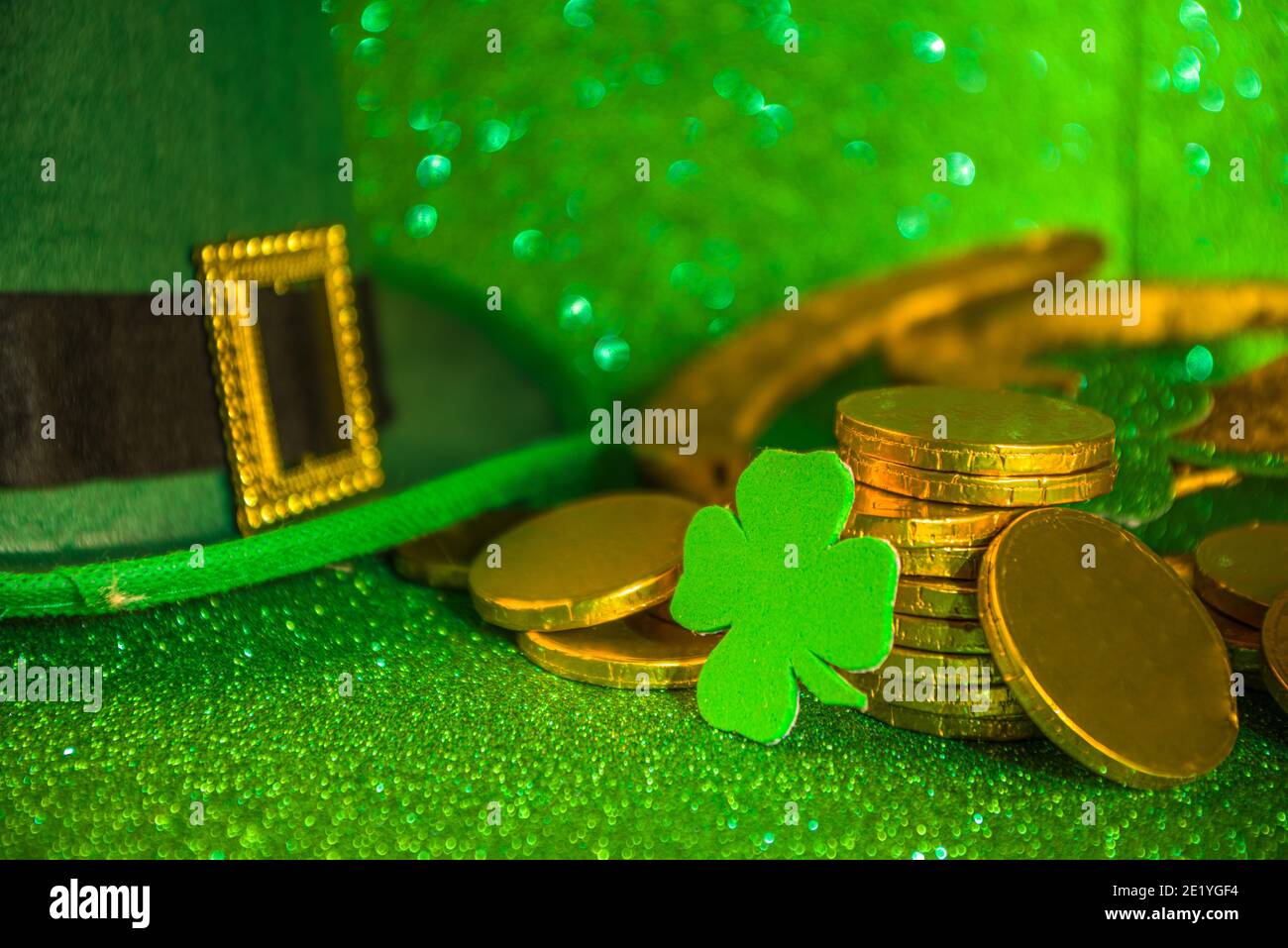 St. patrick's Tag Begrüßung Hintergrund. Patrick's Day Verkauf, Einladungen Vorlage, Menü. Mit Weihnachtssymbolen - goldenes Hufeisen, grünes Kleeblatt, leprec Stockfoto