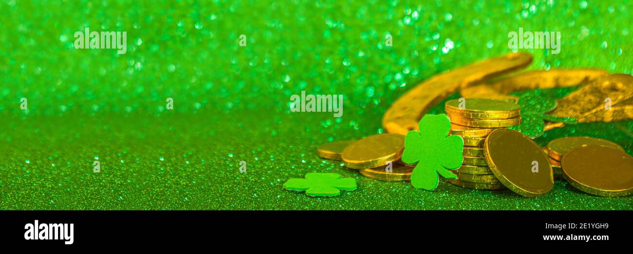 St. patrick's Tag Begrüßung Hintergrund. Patrick's Day Verkauf, Einladungen Vorlage, Menü. Mit Weihnachtssymbolen - goldenes Hufeisen, grünes Kleeblatt, leprec Stockfoto