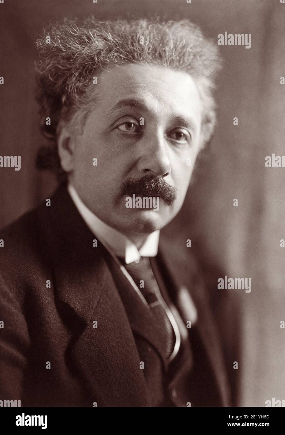 Albert Einstein (1879–1955), deutscher theoretischer Physiker, der die Relativitätstheorie entwickelte, in einem Porträt von Harris & Ewing Studio 1921, dem Jahr, in dem Einstein den Nobelpreis für Physik erhielt. Stockfoto