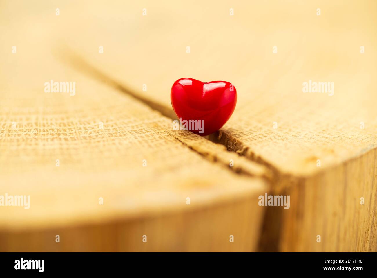 Valentinstag Hintergrund mit Herzen. Rotes Herz auf altem Holz. Urlaubskarte mit Kopierplatz. Stockfoto