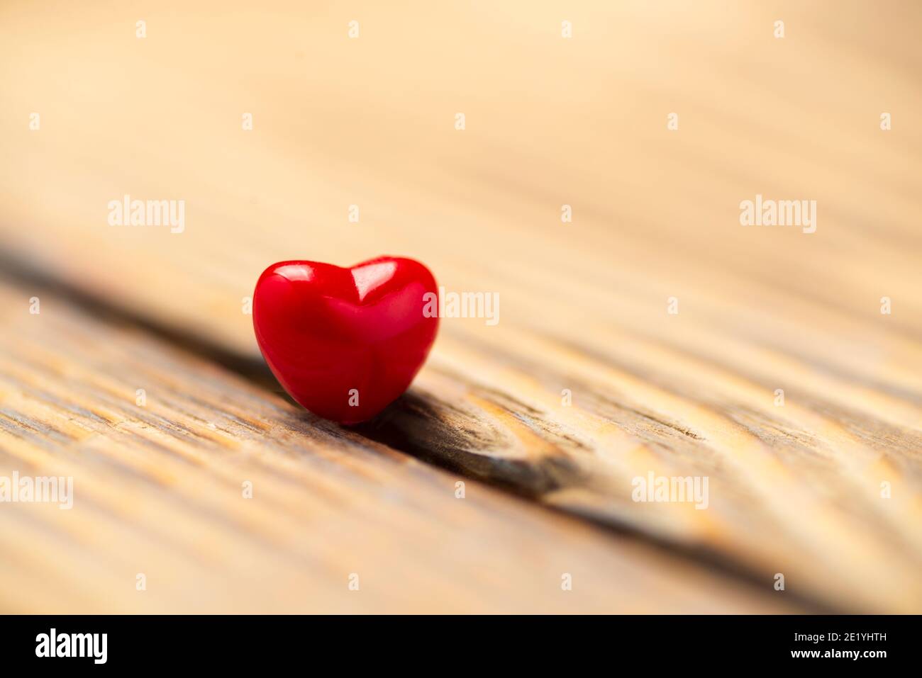 Valentinstag Hintergrund mit Herzen. Rotes Herz auf altem Holz. Urlaubskarte mit Kopierplatz. Stockfoto