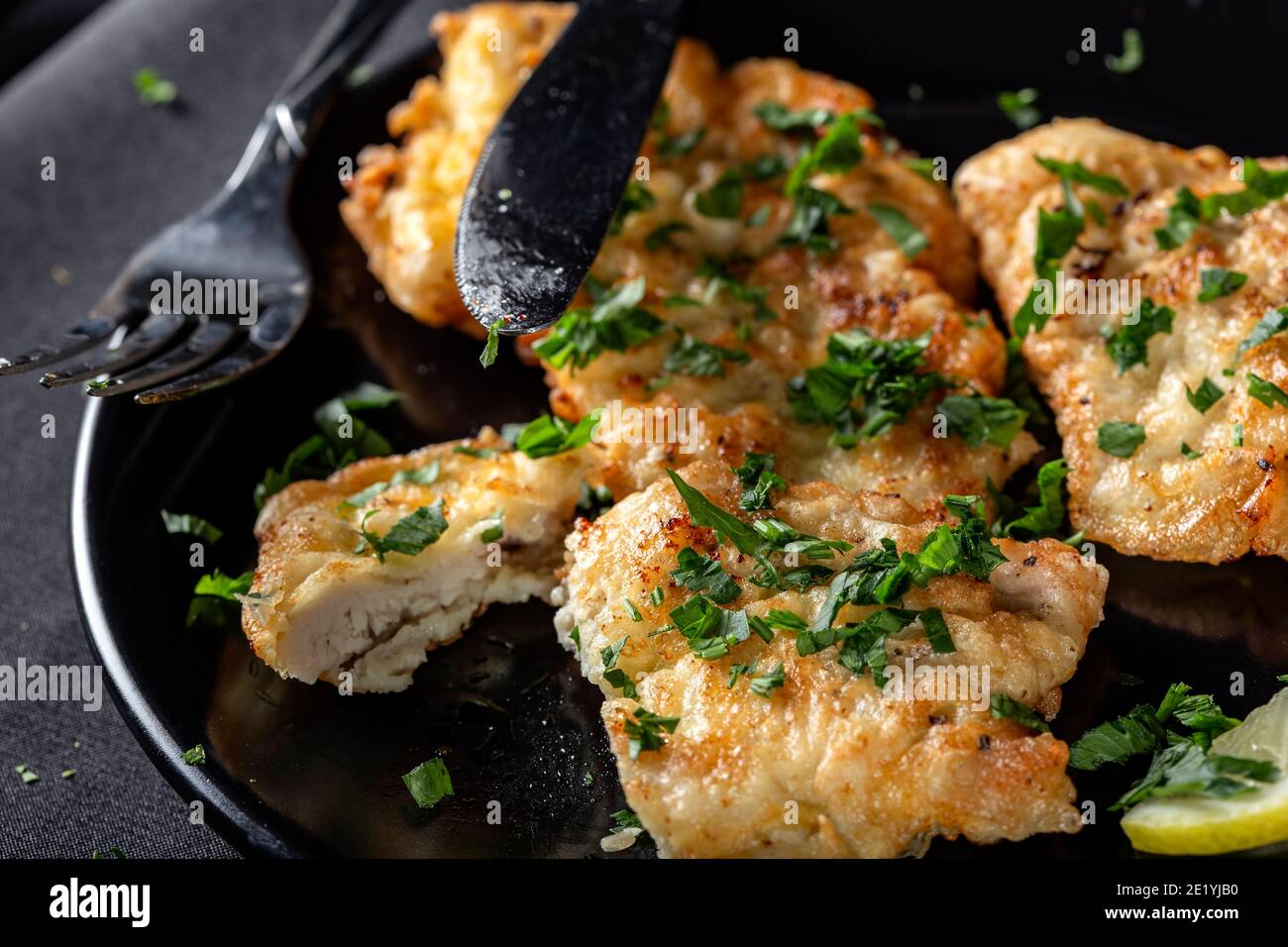 Essen Schnitzel mit Zitrone und Kräutern Stockfoto