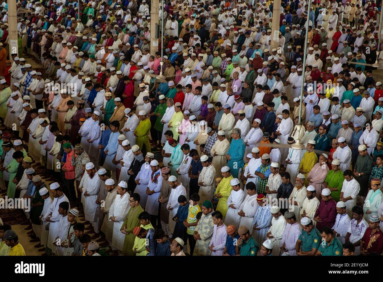 Muslime nehmen an den Eid-ul-fitr Gebeten in der Baitul Mokarram National Moschee in Dhaka, Bangladesch Teil. Stockfoto