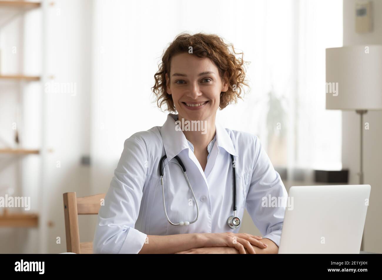Porträt eines lächelnden attraktiven vertrauten jungen weiblichen Hausarztes. Stockfoto