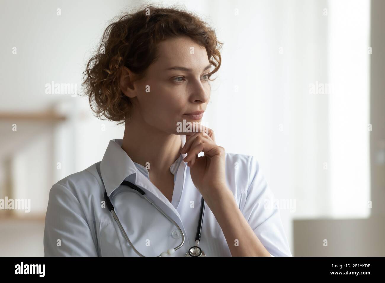 Nachdenkliche junge medizinische Arbeiter Arzt Arzt Blick in der Ferne. Stockfoto