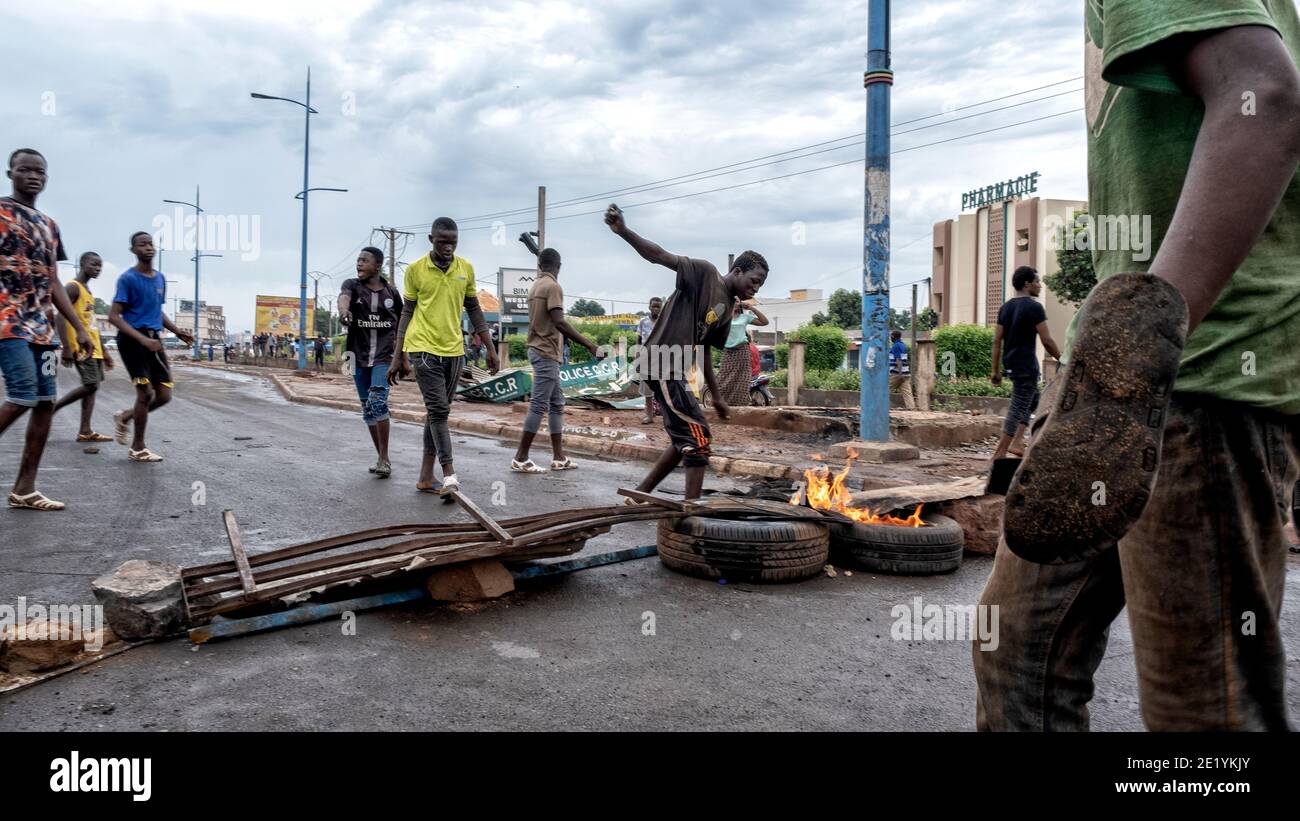 Rioiter haben bei gewalttätigen Protesten in Bamako, Mali, am 11. Juli 2020 Straßensperren mit brennenden Reifen aufgesetzt Stockfoto