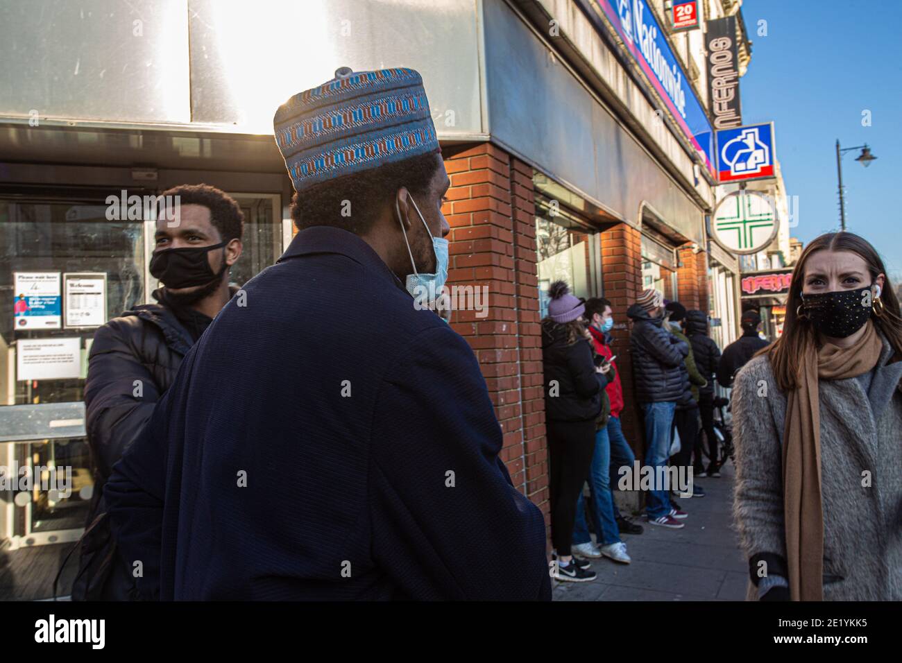 Menschen in schützenden Gesichtsmasken auf Clapham High Street am 9. Januar 2021 in London, England. Stockfoto