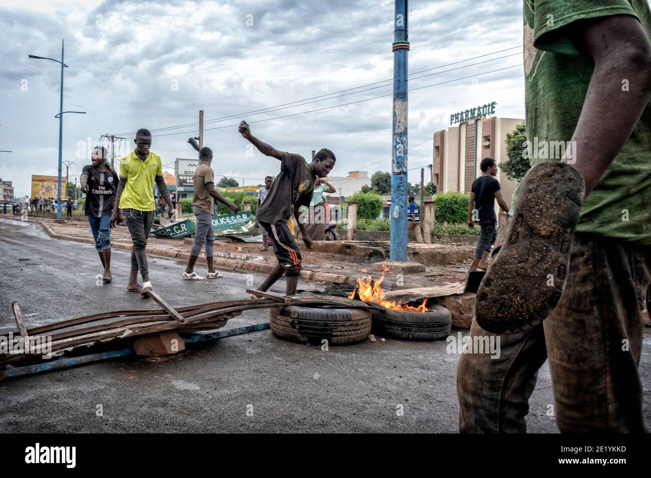 Rioiter haben bei gewalttätigen Protesten in Bamako, Mali, am 11. Juli 2020 Straßensperren mit brennenden Reifen aufgesetzt Stockfoto