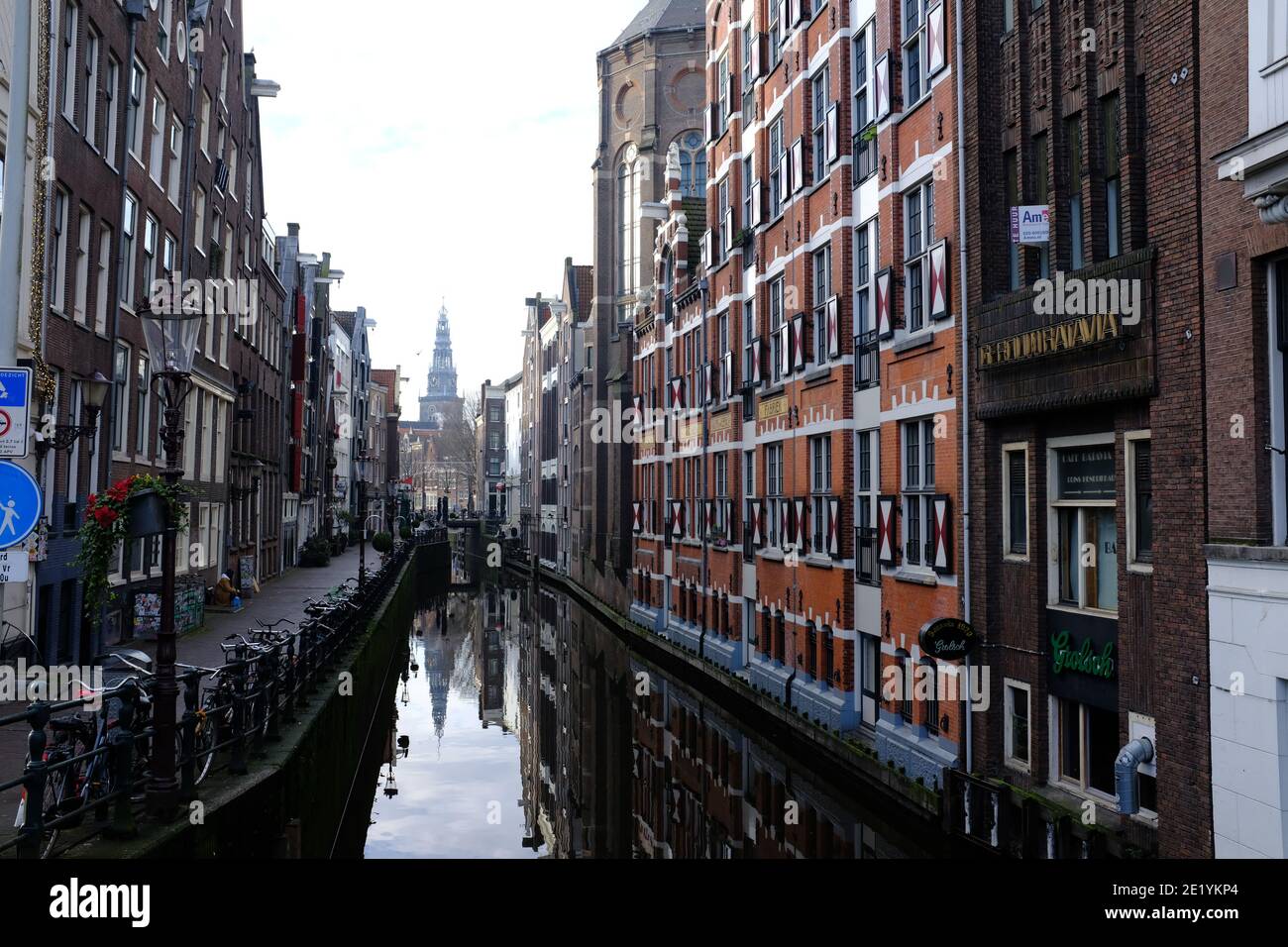 Leere Straßen ohne Menschen im Januar 2021 in Das Rotlicht und Kanalviertel während der Covid-19 Quarantäne Lockdown in Amsterdam Stockfoto