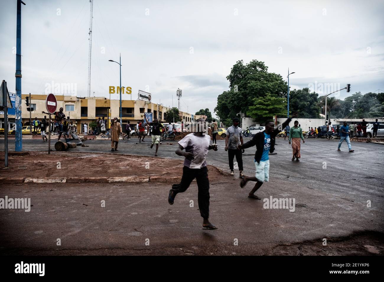 Demonstranten laufen während gewalttätiger Proteste in Bamako, Mali, 11. Juli 2020 Stockfoto