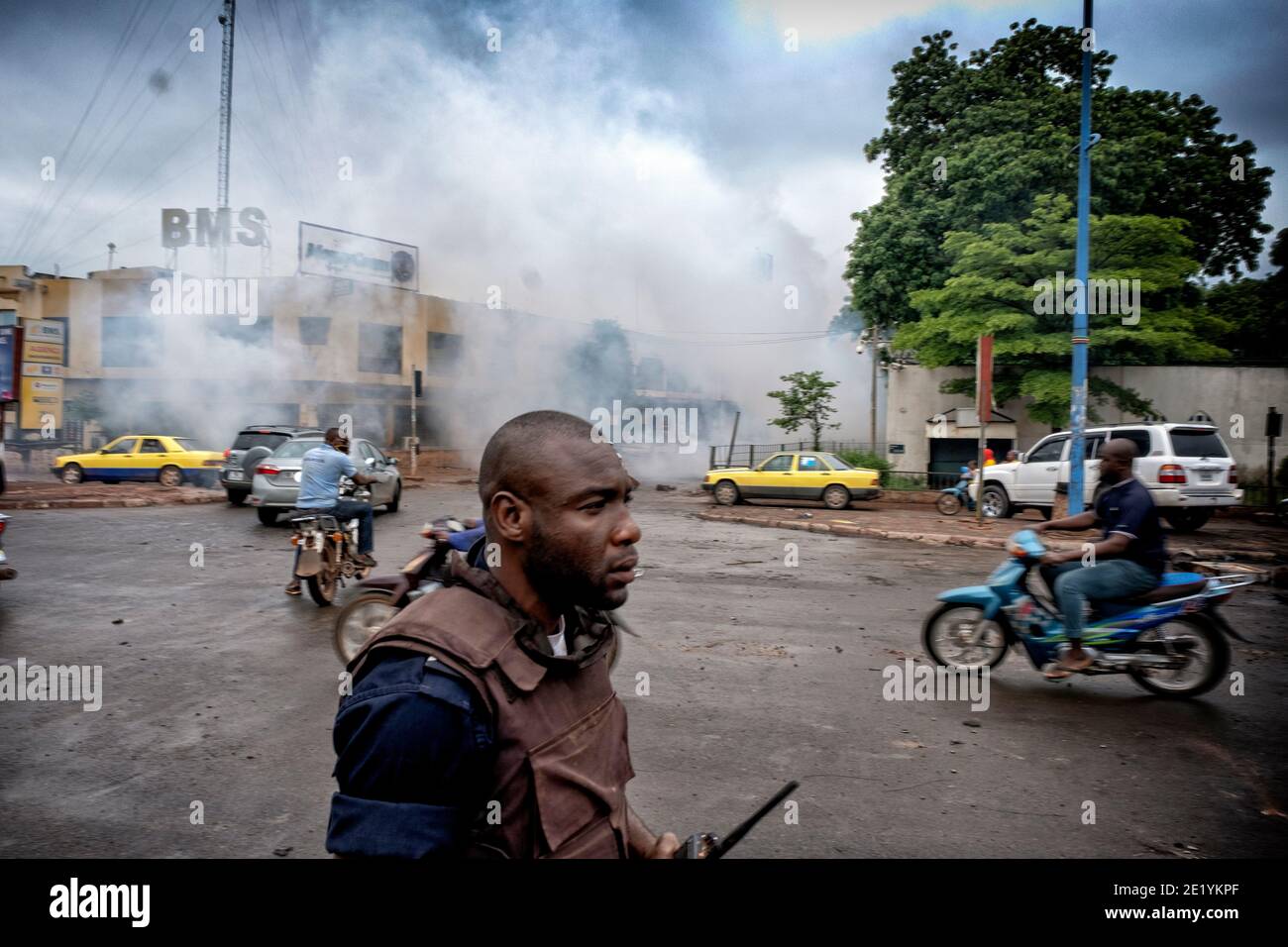 Tränengas füllen die Straßen bei gewalttätigen Protesten in Bamako, Mali, 11. Juli 2020 Stockfoto