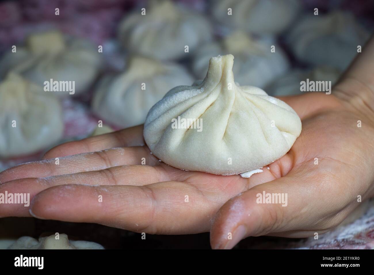 Georgische Khinkali. Hände Vorbereitung Georgian Dumpling - Krinkali mit Hackfleisch. Stockfoto