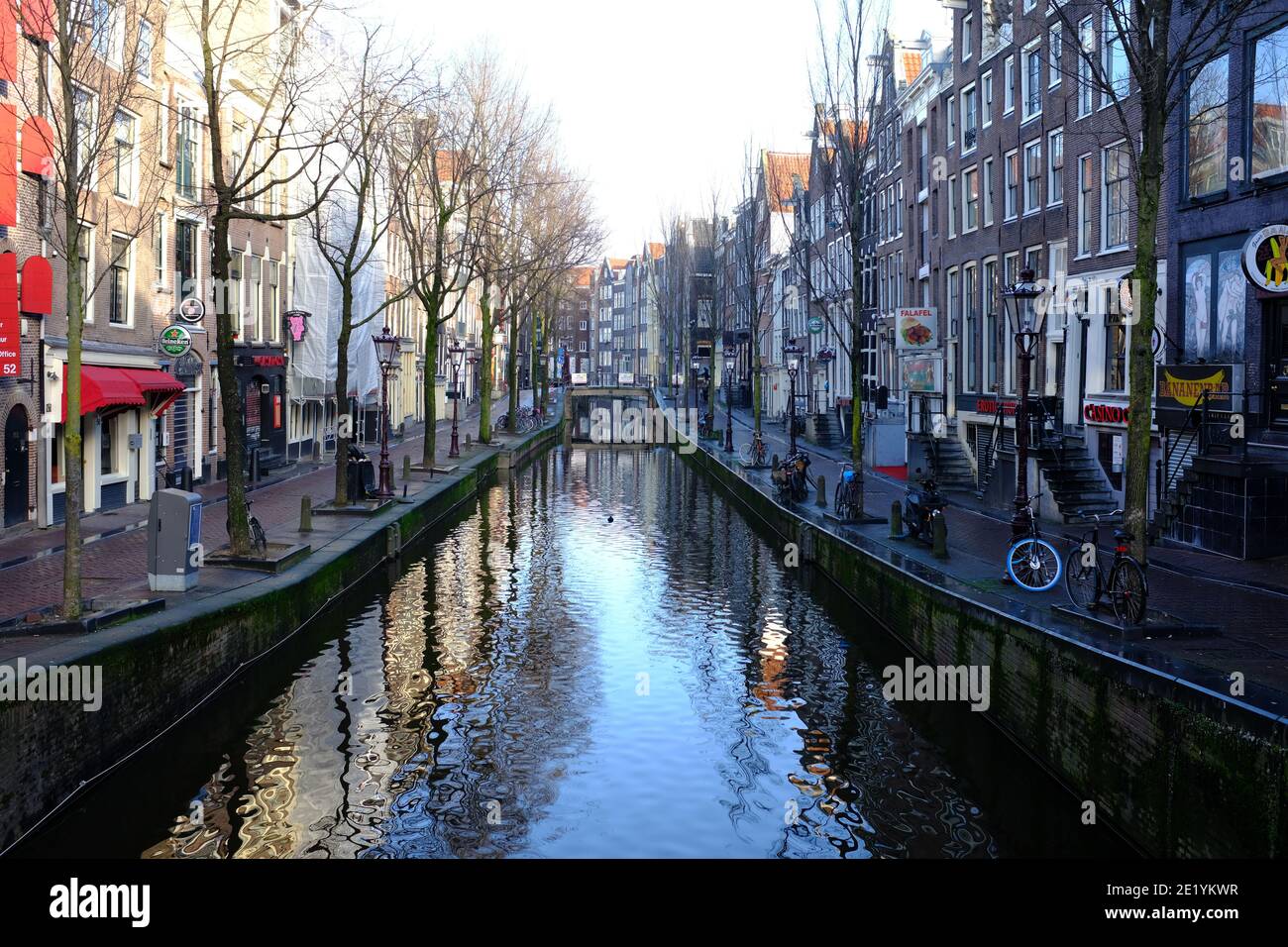 Leere Straßen ohne Menschen im Januar 2021 in Das Rotlicht und Kanalviertel während der Covid-19 Quarantäne Lockdown in Amsterdam Stockfoto