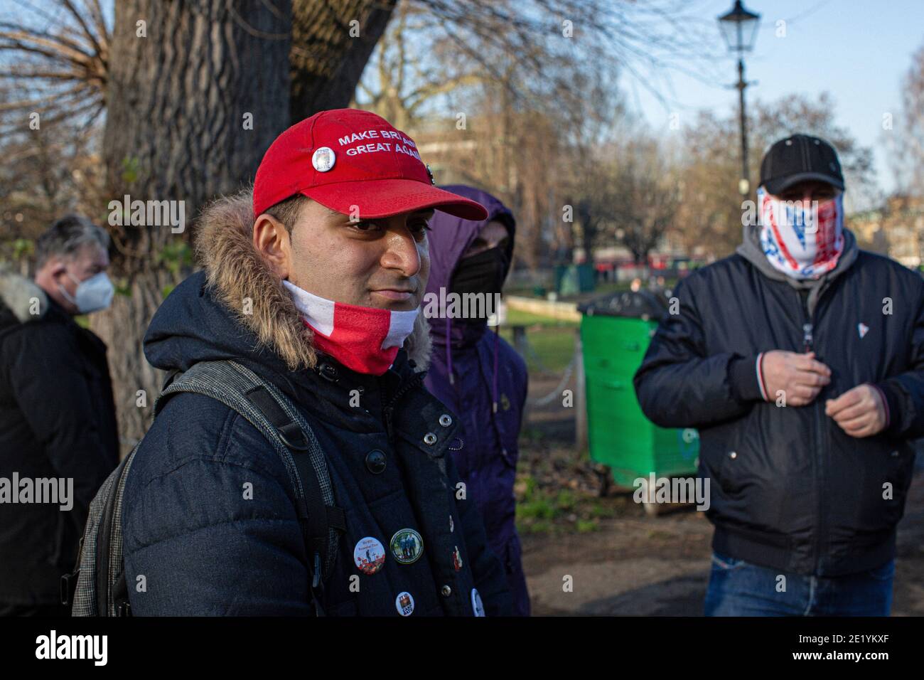 Ein Protestler mit einer Baseballmütze "Make Britain Great Again" versammelt sich im Clapham Common Park während der Anti-Lockdown-Demonstration am 9. Januar. Stockfoto