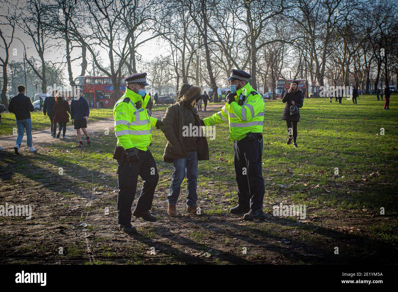 Ein Protestler wird von der Polizei auf Clapham Common während der Anti-Lockdown-Demonstration am 9. Januar 2021 in London, England, verhaftet.StandUpX sind dämonst Stockfoto