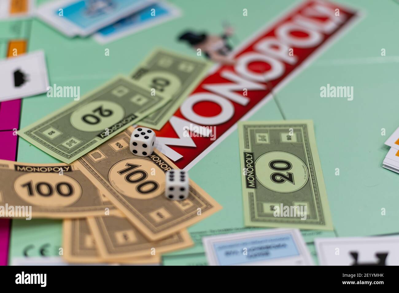 Monopoly Money Hand Stockfotos Und -Bilder Kaufen - Alamy