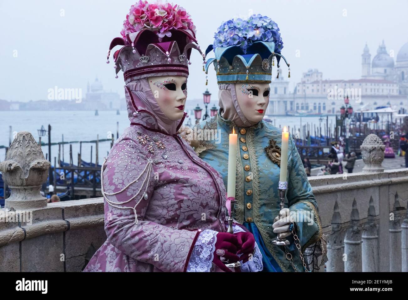 Frau in traditionell dekorierten Kostümen und bemalten Masken während des Karnevals in Venedig, Italien Stockfoto