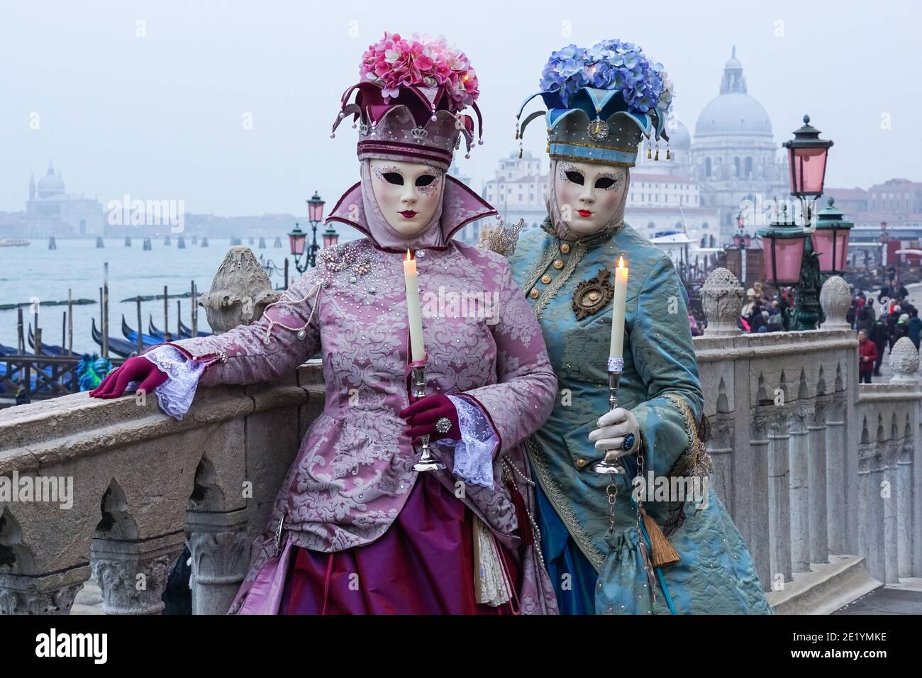 Frauen in traditionell dekorierten Kostümen und bemalten Masken während des Karnevals in Venedig, Italien Stockfoto