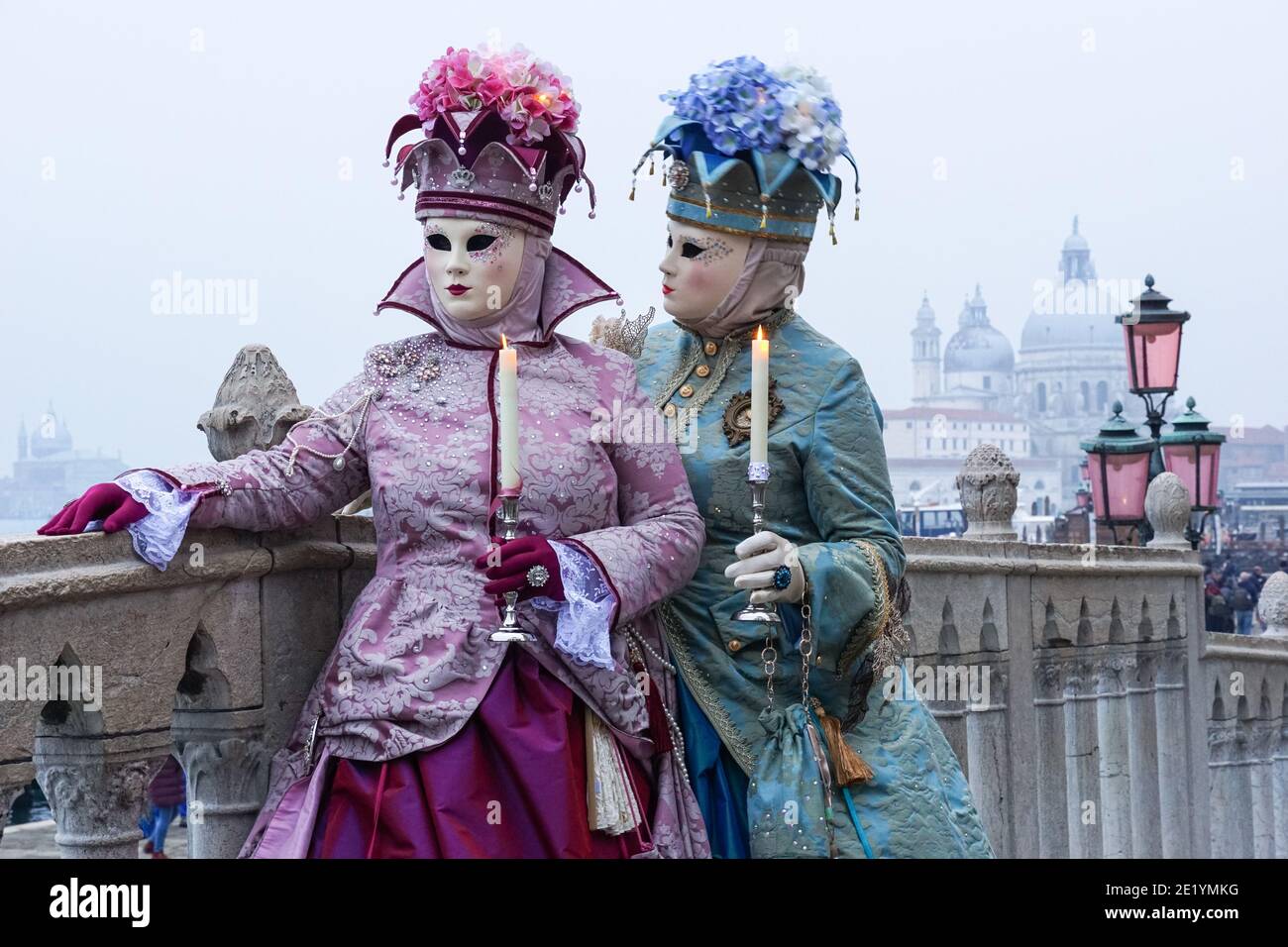 Frau in traditionell dekorierten Kostümen und bemalten Masken während des Karnevals in Venedig, Italien Stockfoto