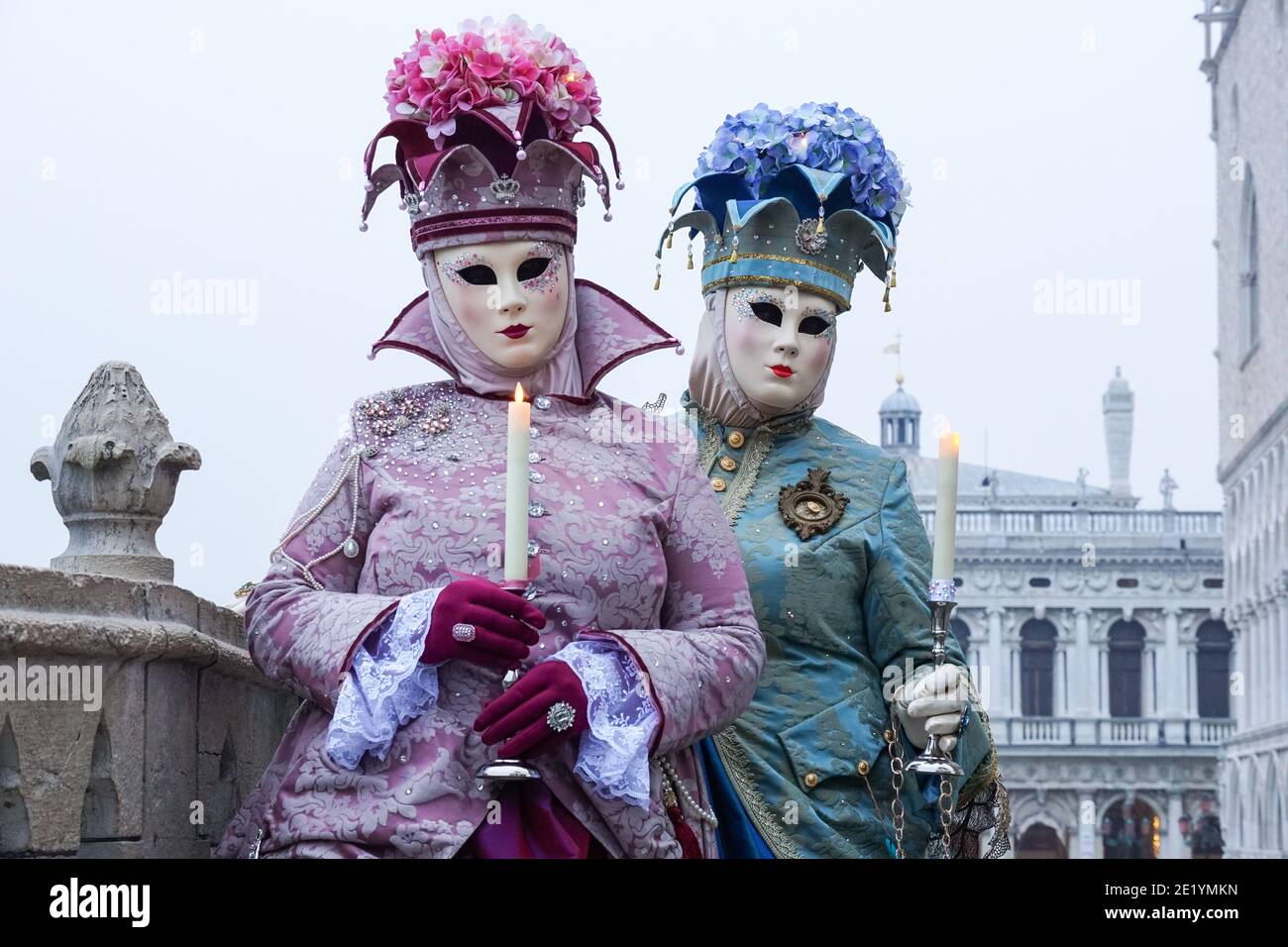 Frau in traditionell dekorierten Kostümen und bemalten Masken während des Karnevals in Venedig, Italien Stockfoto