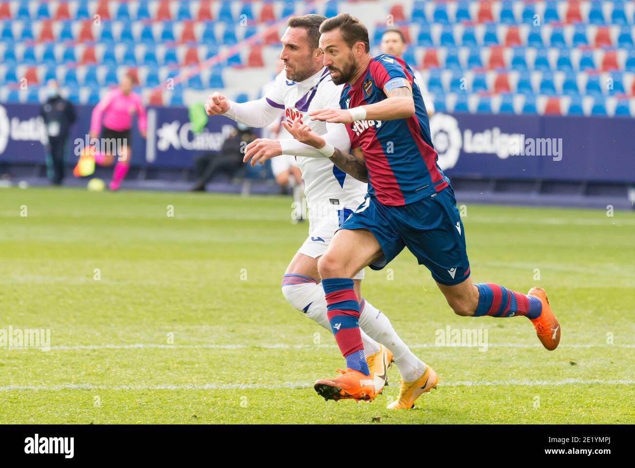 Anaitz Arbilla von Eibar und Jose Luis Morales von Levante werden während des spanischen Fußballspiels La Liga zwischen Levante und Eibar im Stadion Ciutat de Valencia in Aktion gesehen.(Endstand; Levante 2:1 Eibar) Stockfoto