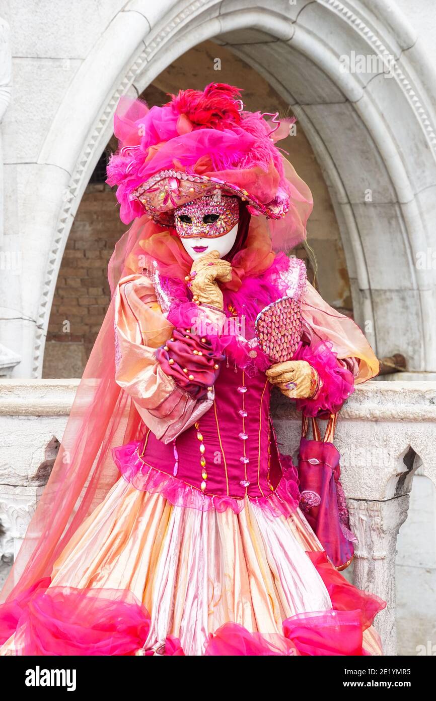 Frau in traditionell dekoriertem Kostüm und bemalter Maske während des Karnevals in Venedig, Italien Stockfoto