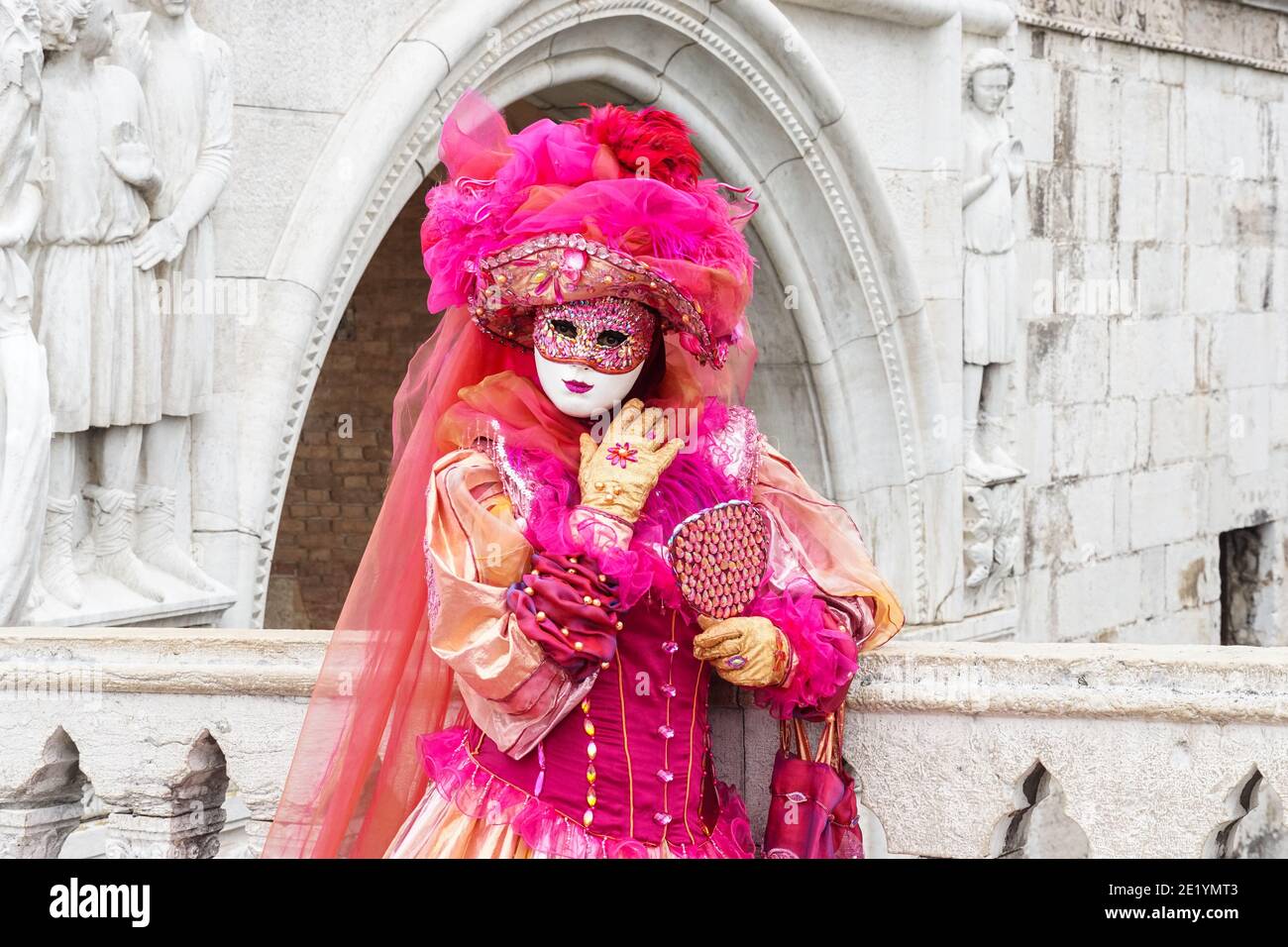 Frau gekleidet in traditionell dekorierten Kostümen und bemalte Maske während der Karneval in Venedig 2020, Italien Stockfoto