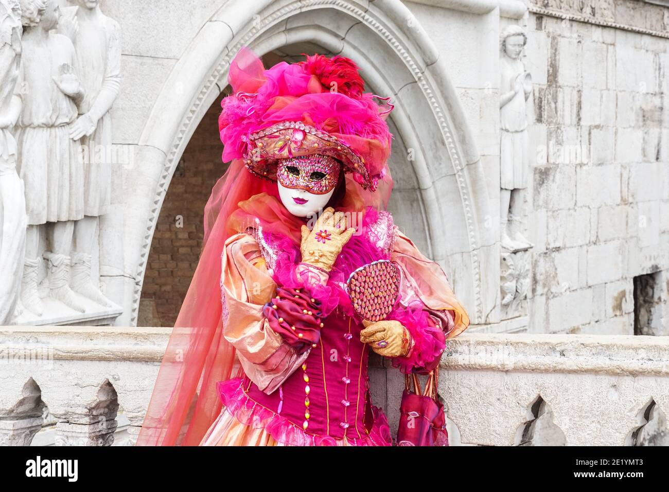 Frau in traditionell dekoriertem Kostüm und bemalter Maske während des Karnevals in Venedig, Italien Stockfoto