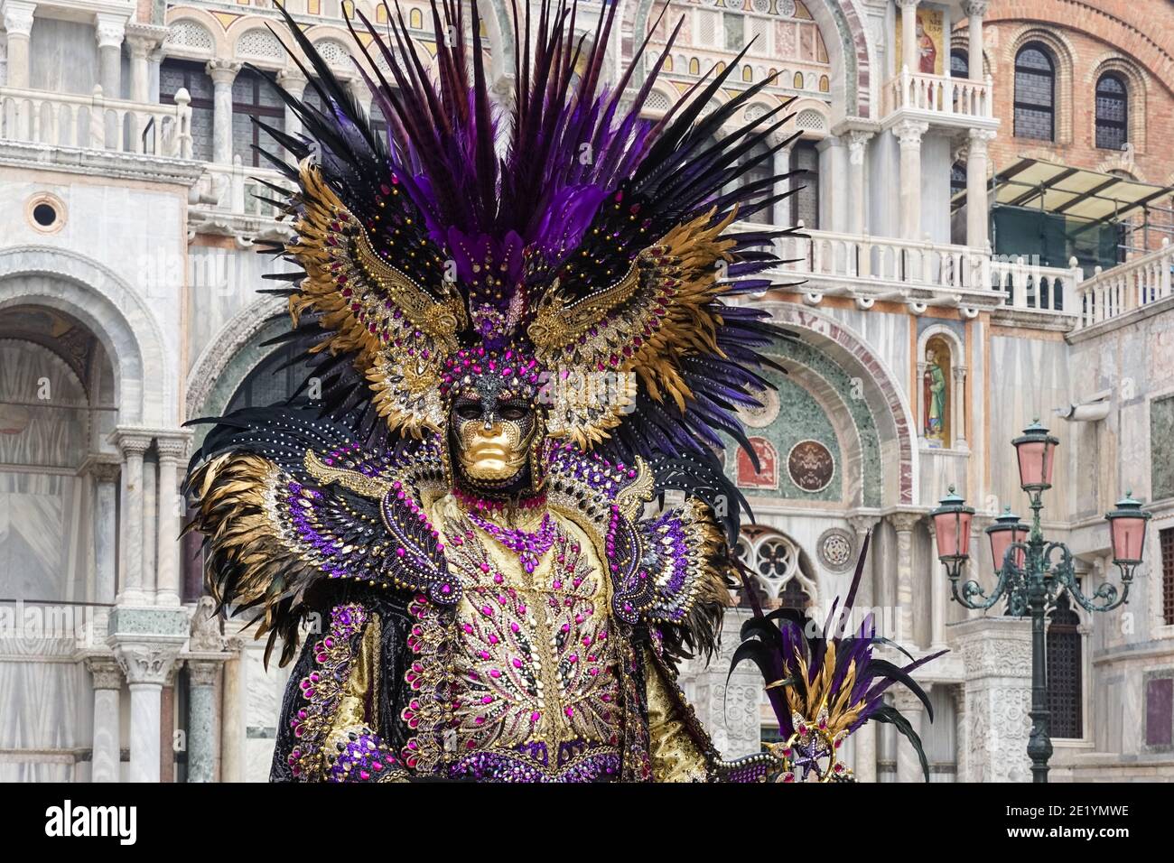 Mann in traditionell dekoriertem Kostüm und bemalter Maske während des Venedig Karnevals in Venedig, Italien Stockfoto