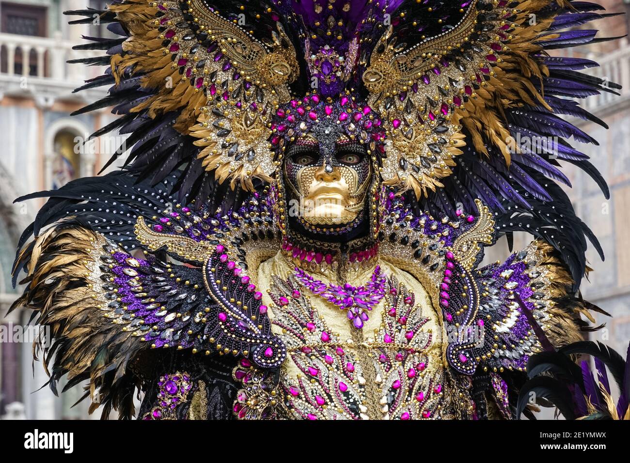 Mann in traditionell dekoriertem Kostüm und bemalter Maske während des Venedig Karnevals in Venedig, Italien Stockfoto