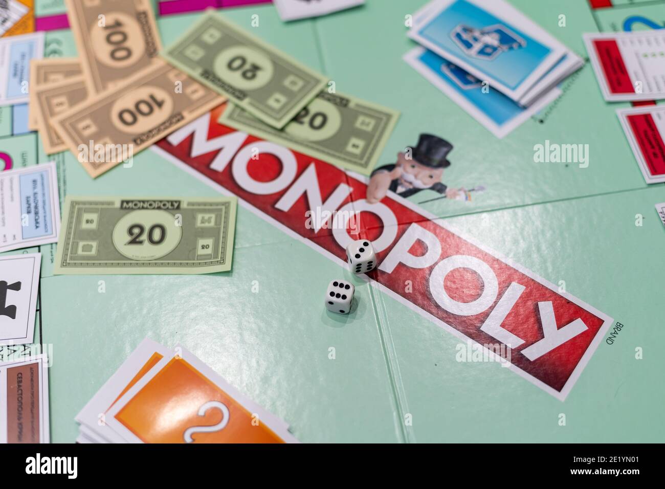 Monopoly Money Hand Stockfotos Und -Bilder Kaufen - Alamy