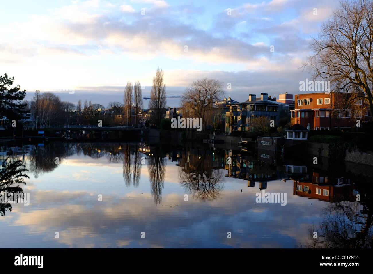 Amsterdam Holland/Niederlande – januari 2021: Amsterdam ohne Touristen und Einheimische aufgrund der Schließung von Cornoacrisis, die den Himmel im Wasser reflektiert Stockfoto