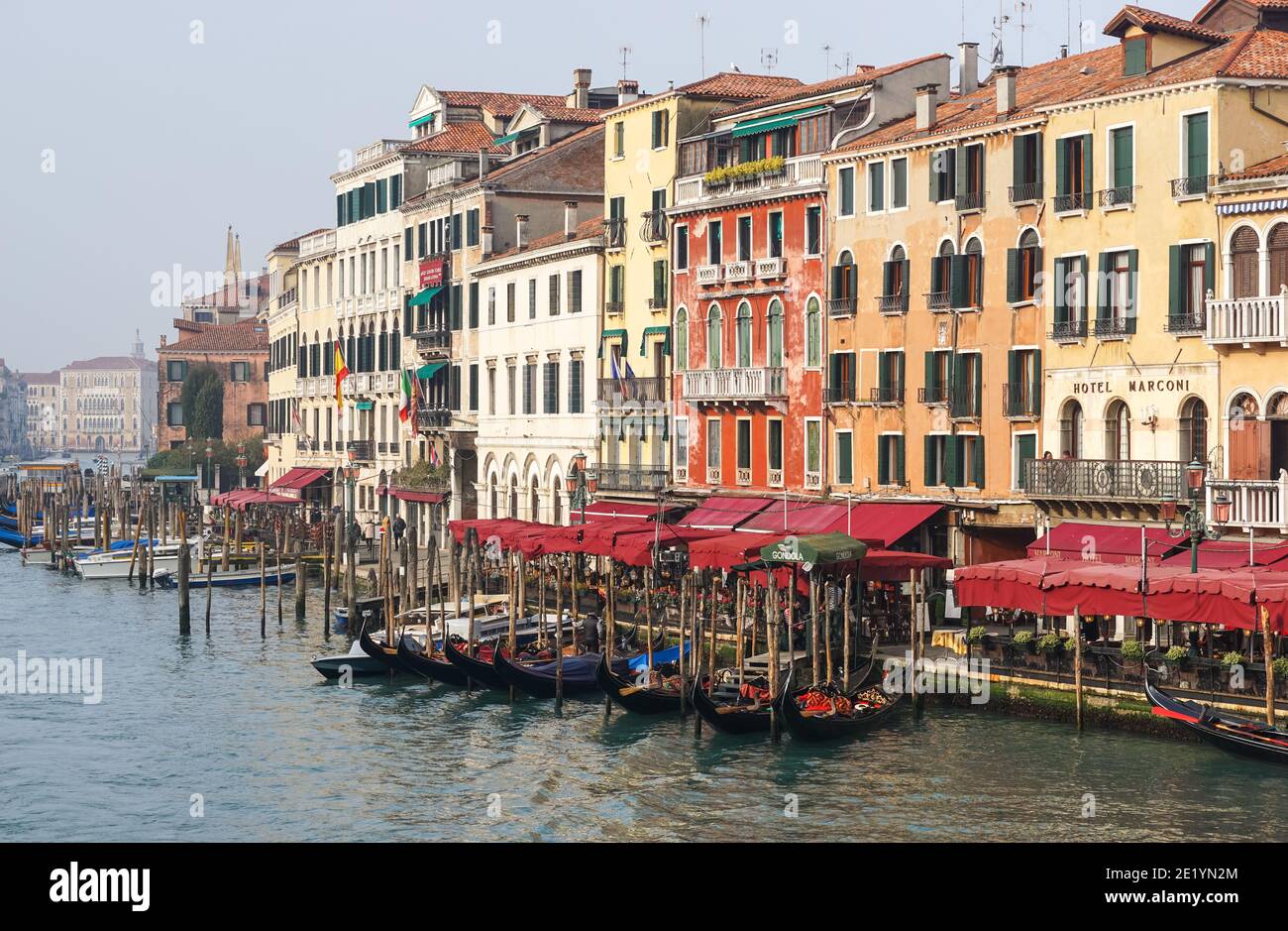 Boote und Gondeln vor traditionellen venezianischen Gebäuden am Canal Grande in Venedig, Italien Stockfoto