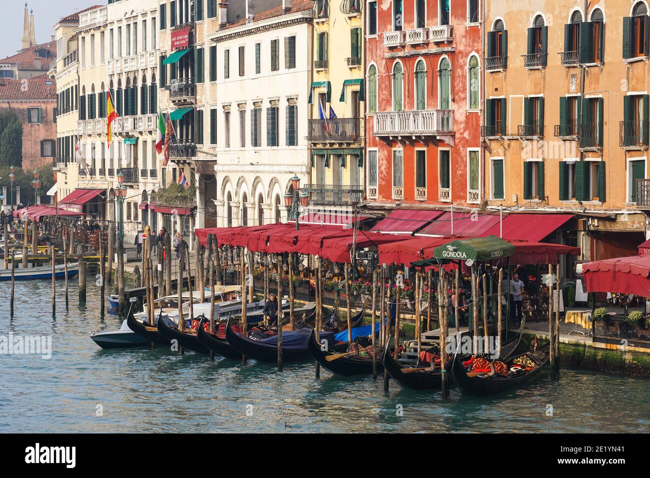 Boote und Gondeln vor traditionellen venezianischen Gebäuden am Canal Grande in Venedig, Italien Stockfoto