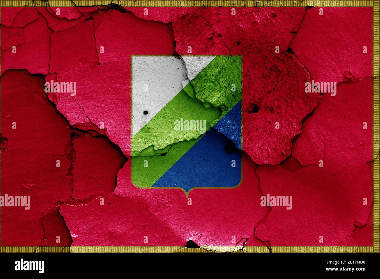 Flagge der Abruzzen auf rissige Wand gemalt Stockfoto