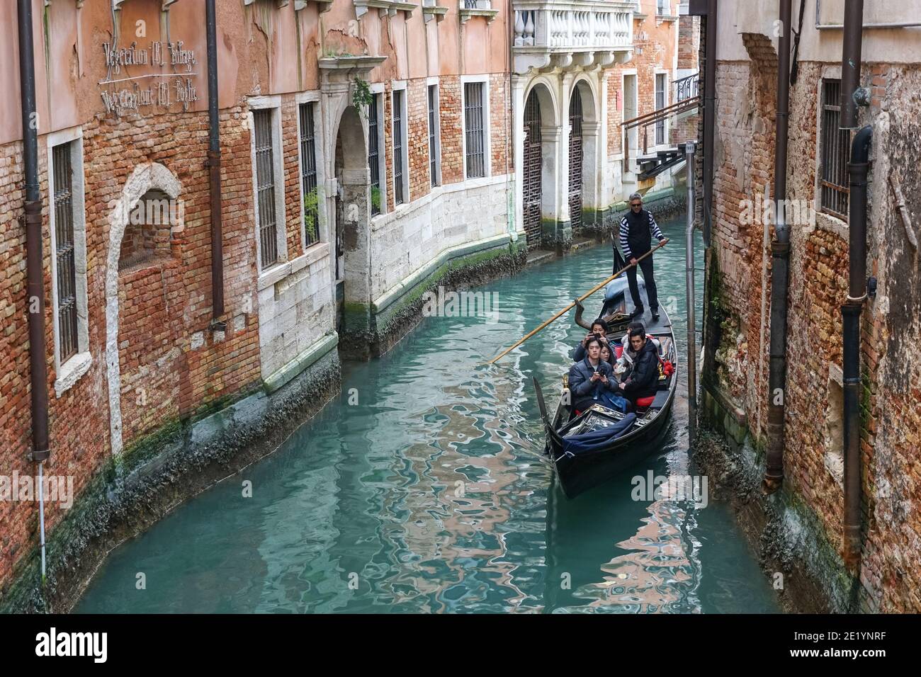 Traditionelle venezianische Gondel mit Touristen auf rio di Santa Maria Formosa Kanal in Venedig, Italien Stockfoto