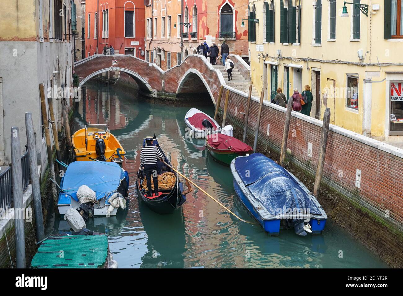 Touristen auf Fondamenta dei Preti neben Rio del Mondo Novo Kanal in der Sestiere von Castello, Venedig, Italien Stockfoto