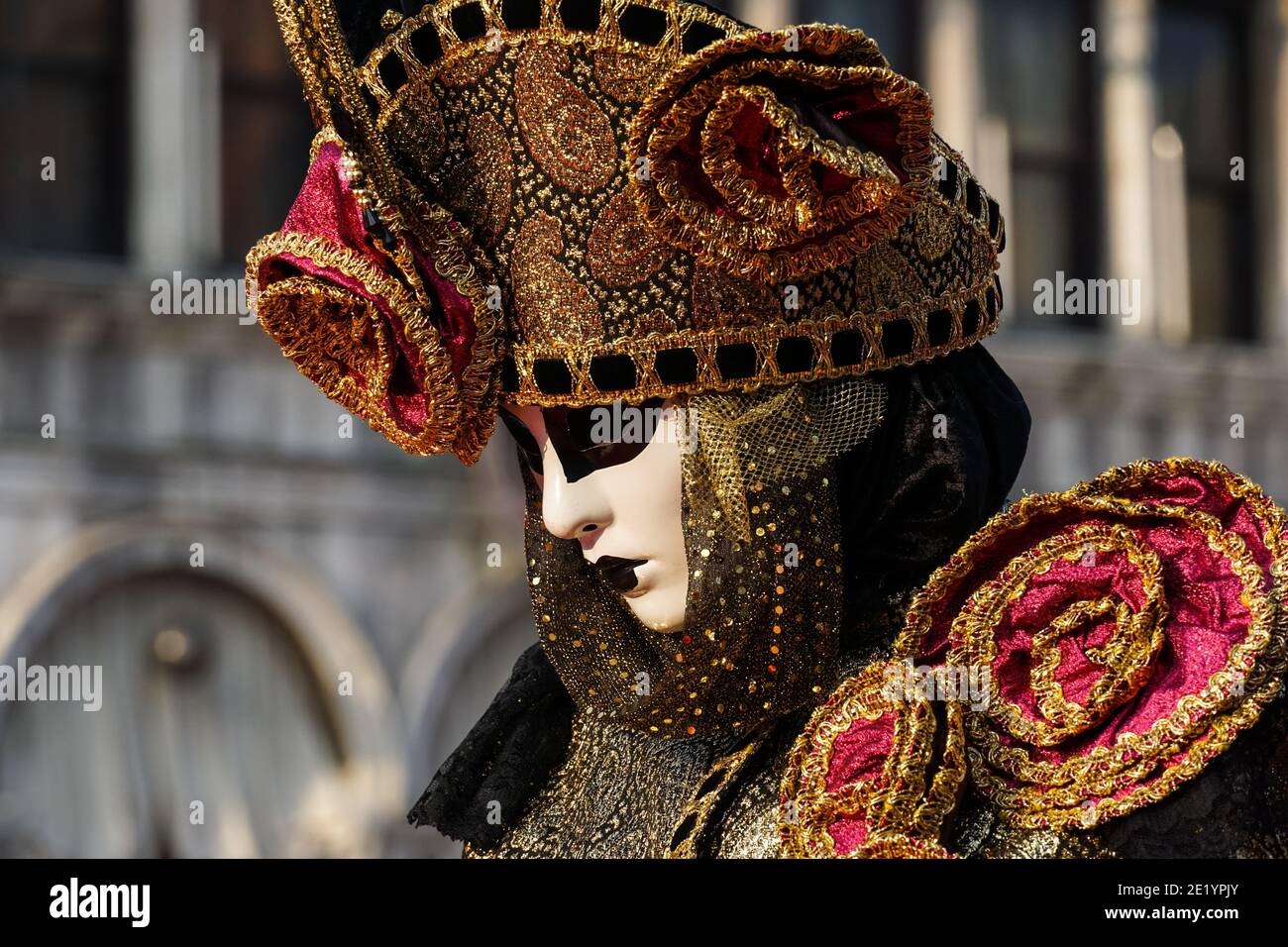 Frau in traditionell dekoriertem Kostüm und bemalter Maske während des Karnevals in Venedig, Italien Stockfoto