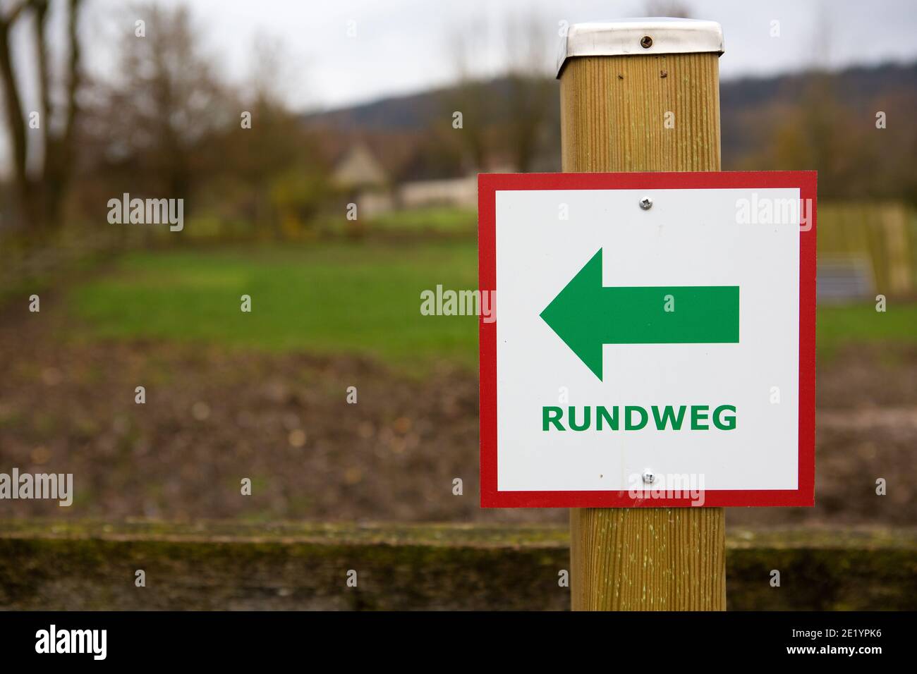 Richtungsschild mit dem deutschen Text 'Rundweg', der übersetzt wird 'Circular Walk' in englischer Sprache Stockfoto