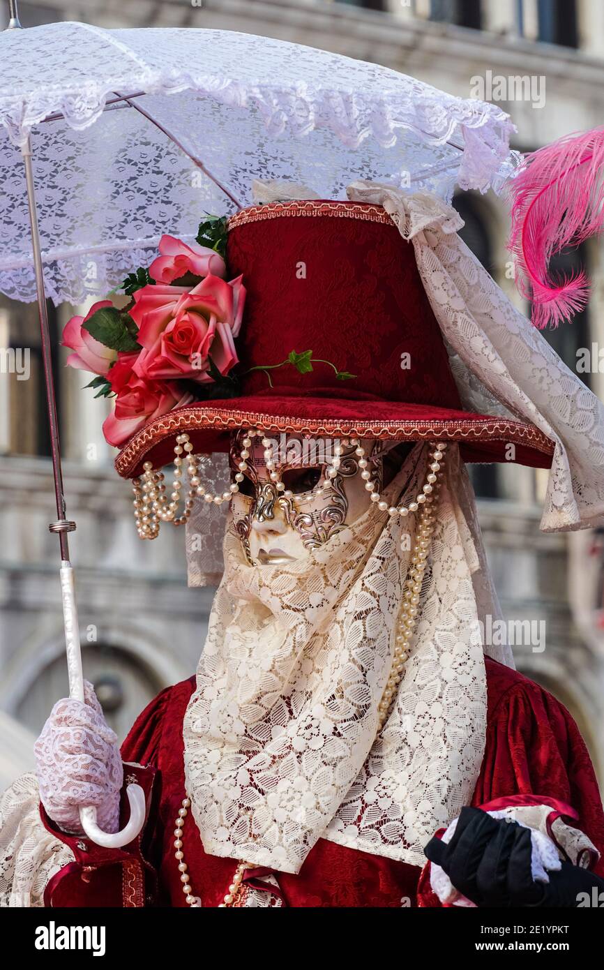 Frau in traditionell dekorierten Kostümen und bemalten Masken während des Karnevals in Venedig, Italien Stockfoto