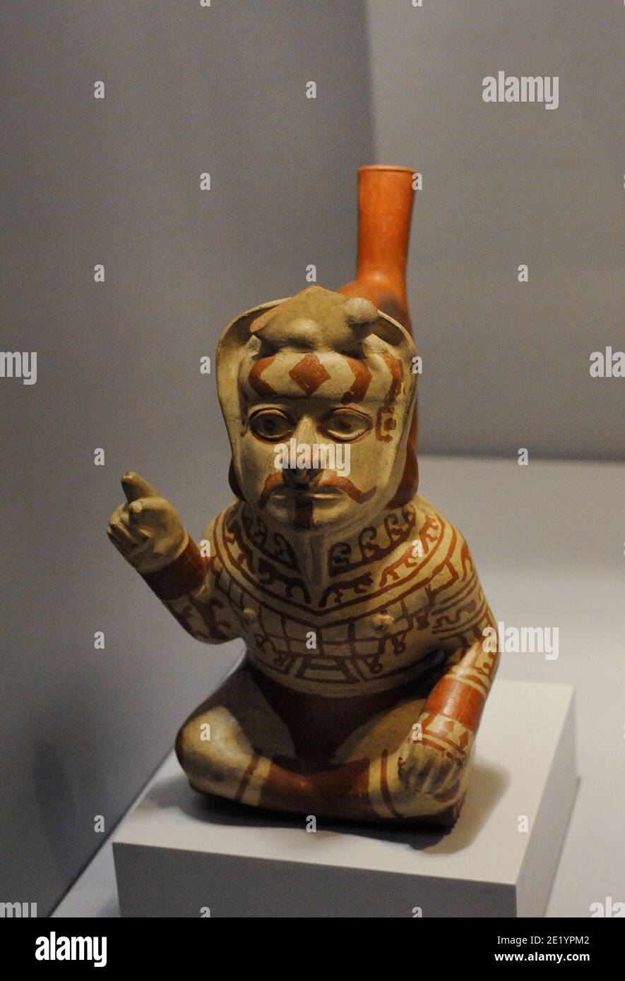 Gefäß, das einen Häuptling in einer Haltung des Kommandos darstellt. Keramik. Moche-Kultur (100 v. Chr.-700 n. Chr.). Peru. Museum of the Americas. Madrid, Spanien. Stockfoto