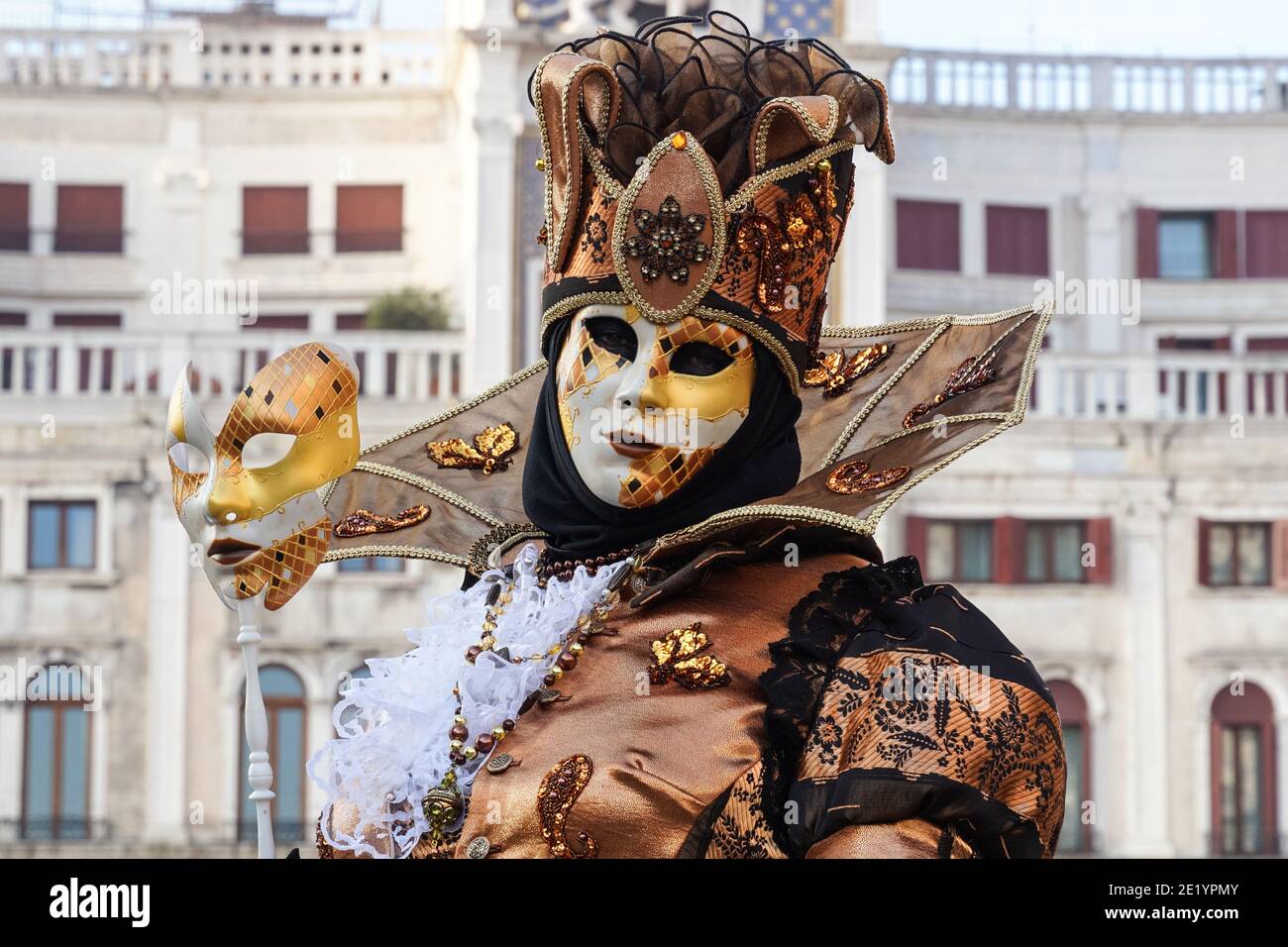 Mann in traditionell dekoriertem Kostüm und bemalter Maske während des Venedig Karnevals in Venedig, Italien Stockfoto