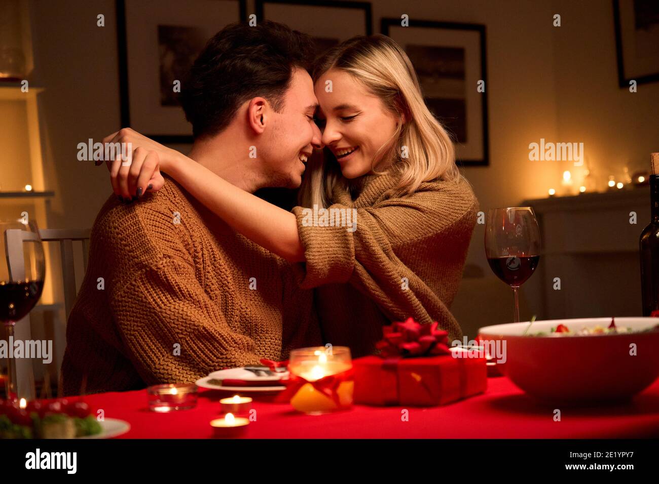 Glückliches liebevolles Paar umarmt feiern Valentinstag Essen zusammen. Stockfoto
