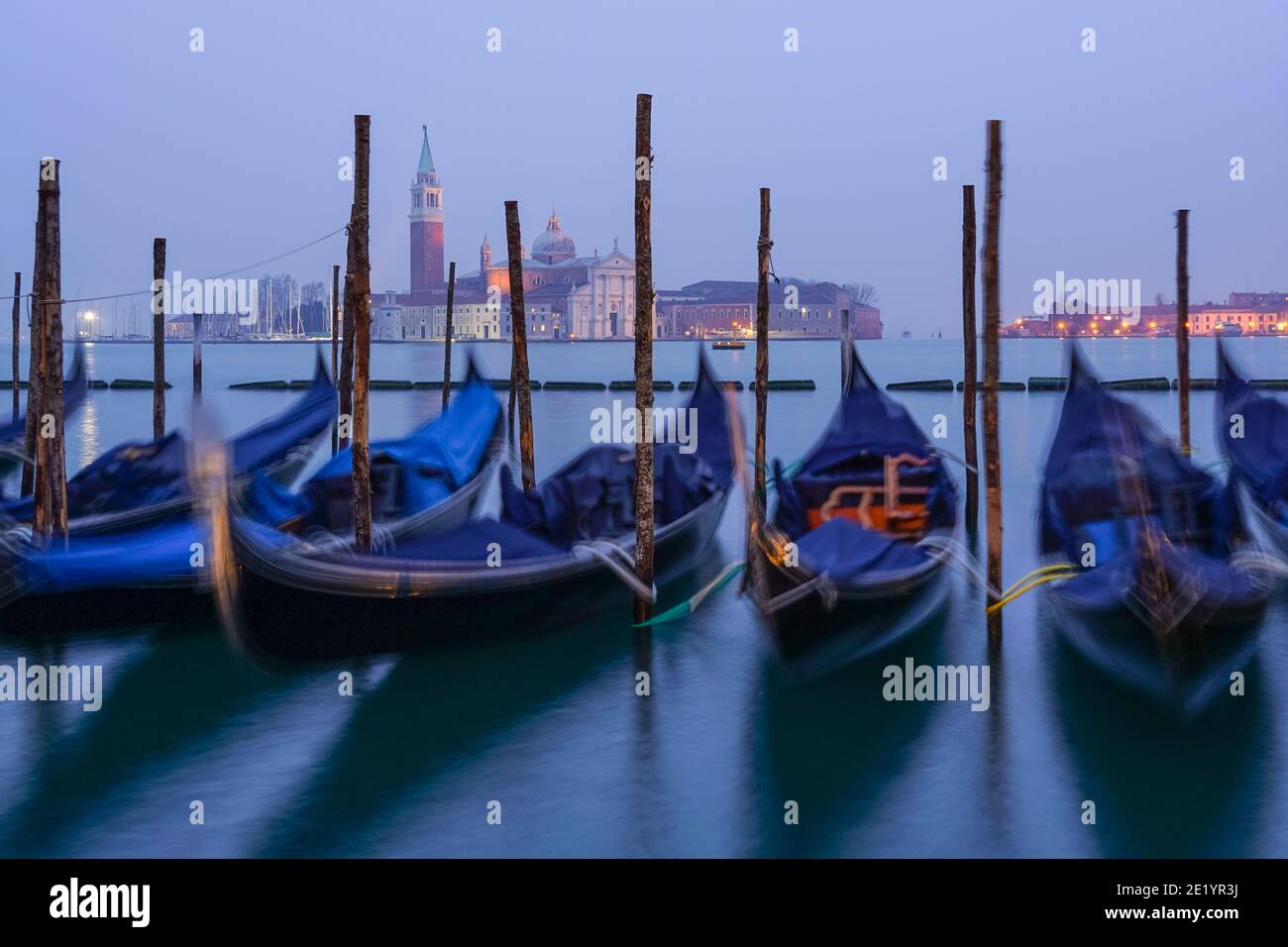 Venezianische Gondel bei Sonnenaufgang, Gondeln in Venedig mit San Giorgio Kloster im Hintergrund, Italien Stockfoto