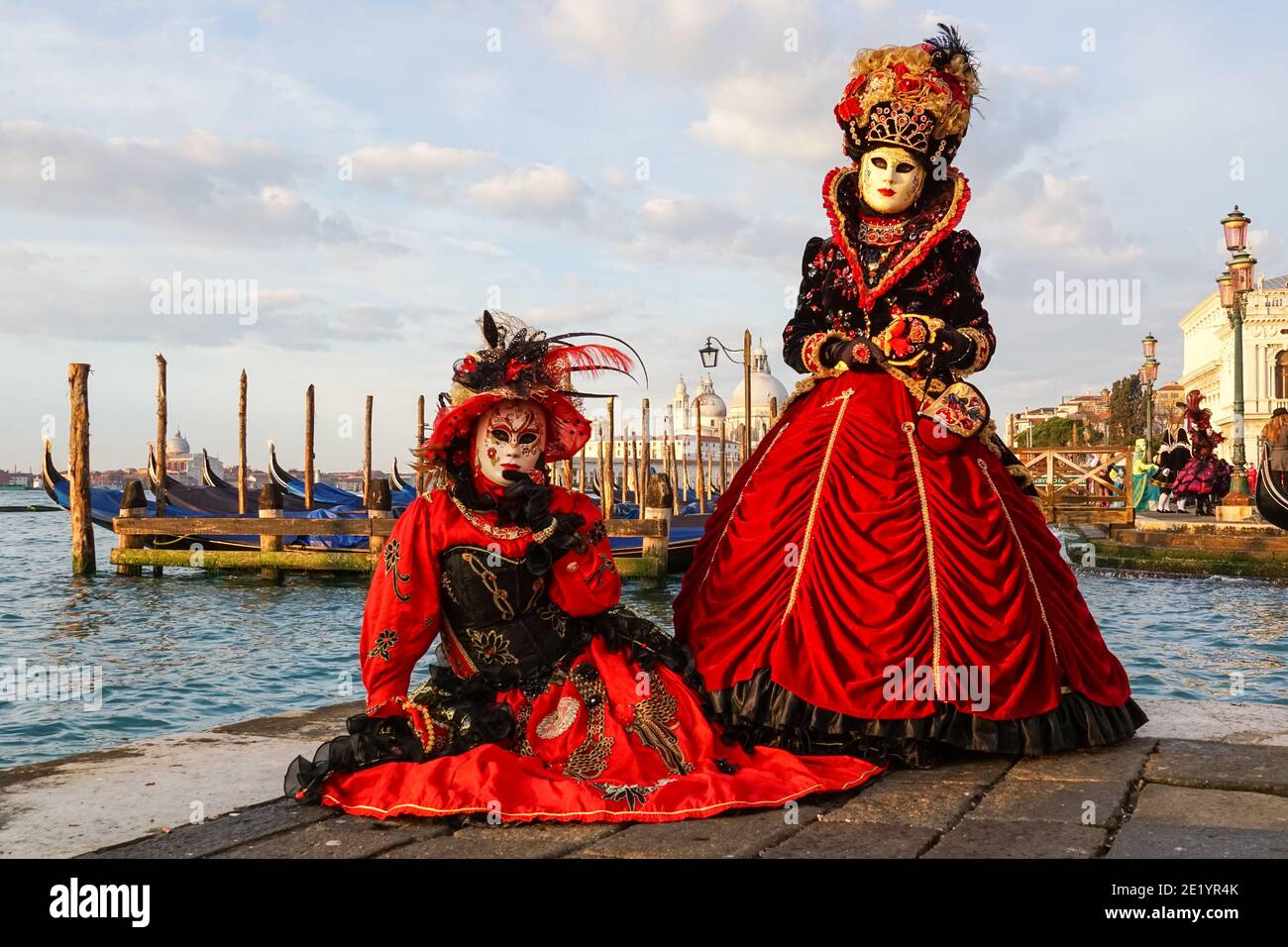 Zwei Frauen in traditionell dekorierten Kostümen und bemalten Masken während des Karnevals in Venedig, Italien Stockfoto