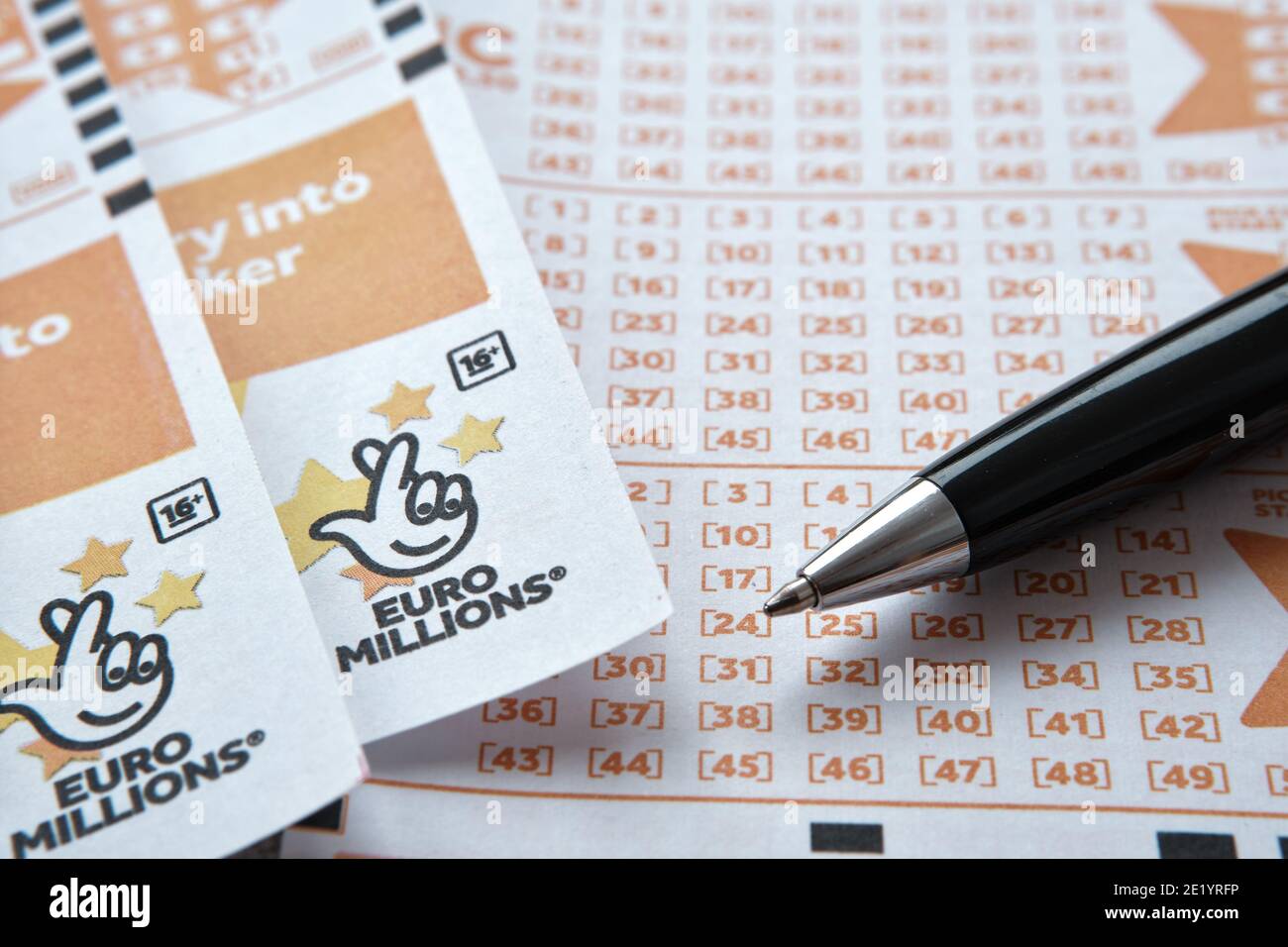 Stafford, Vereinigtes Königreich - November 10 2020: EuroMillions Lotteriekarten und Kugelschreiber. EuroMillions ist Europas größte Lotterie. Konzept. Stockfoto
