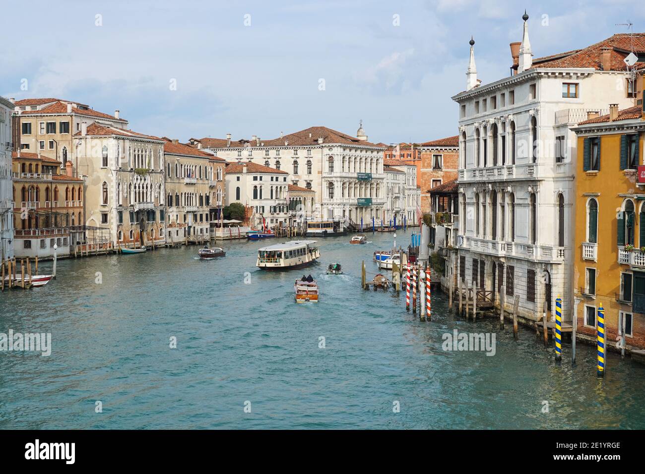 Alte traditionelle venezianische Gebäude am Canale Grande in Venedig, Italien, Stockfoto